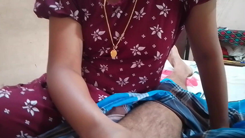 LEGSCOUPLE12: Bini meletakkan zakar suaminya di dalam mulutnya dan memberikannya blowjob...