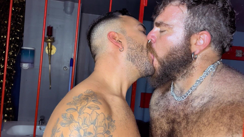 ScruffyStocky: Ham su samuru hakimiyeti gırtlağına kadar alıyor, sikişiyor ve prezervatifsiz...