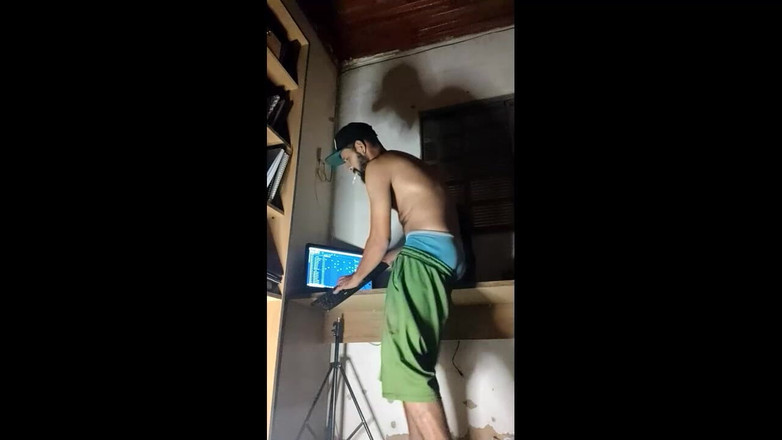 Stink HairyMale: 일요일 무료 라이브