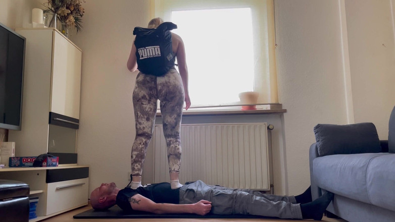 Lizzy Crush: Provocarea de călcare în picioare 100 kg - chiar mai greu, chiar mai...