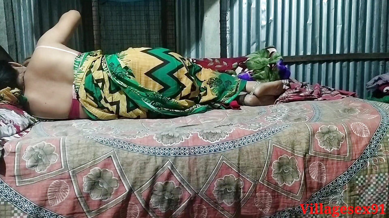 Villagesex91: Ehefrau Sex im grünen sari mit ehemann, freund in der...