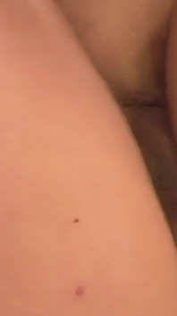 亚洲黑发女郎deja chan承认让她开舐并自慰的东西