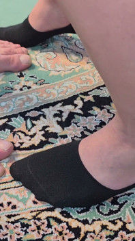 Fin De Footjob Avec Des Jumelles Poilues - Éjaculation Épaisse Sur Les Jambes Et Abdominaux