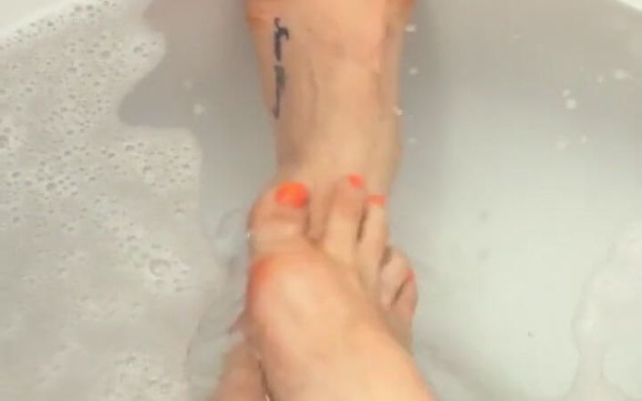 Loula Lou: Söta fötter i badet