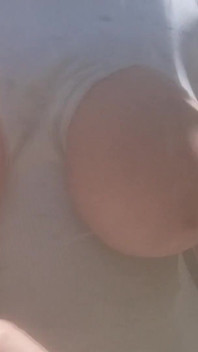 Julie Cunningham - sacanagem, top, enorme salto nos peitos no piquenique- pov selfie stick