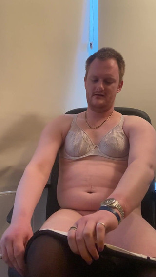 Ava Maxwell: Ава Максвелл відмовляє транс дівчині в колготках і бюстгальтері