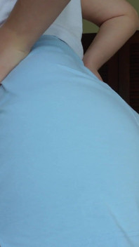 Une jolie fille gémit bruyamment en éjaculant sur son vibromasseur