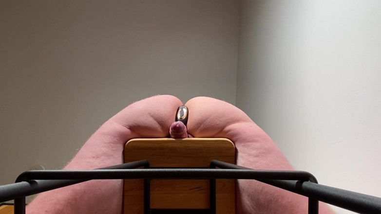 Lucas Nathan King: 自分のチンコに座ってる