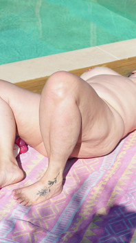 Mi sono scopato in piscina - masturbazione con squirting