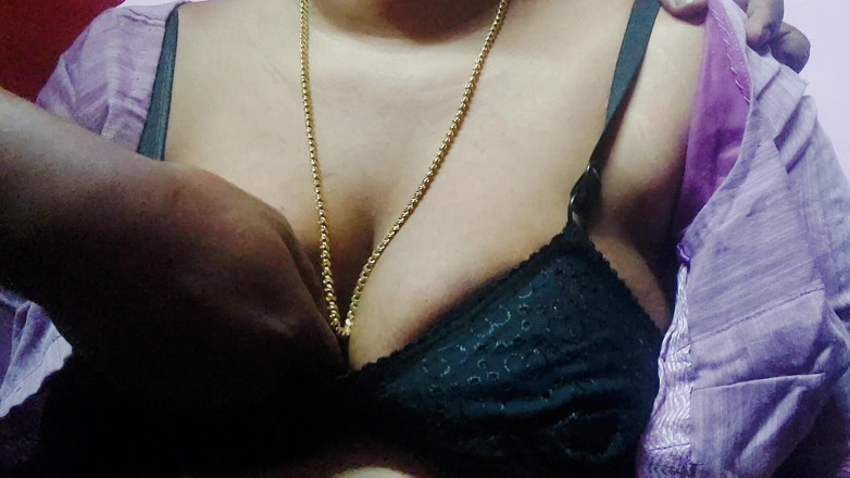 Desi Mohini: indiana con tette enormi si spoglia di Saree e fa...