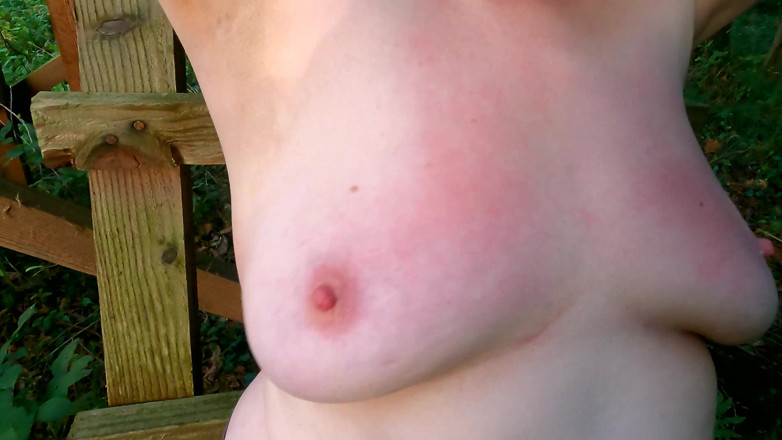 Bouncy Tits Action: Seins nus dans la forêt