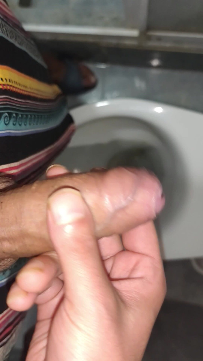 MartyBrady: Cewek cantik ini lagi asik ngocok di toilet