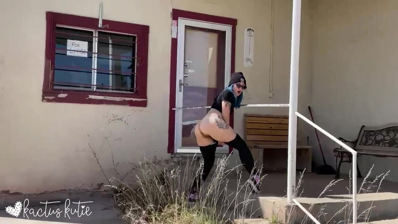 kactus kutie: Pisse dans une ville abandonnée