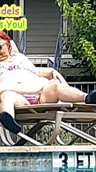 Hemşire Vicki havuz başında yeni bikinisini model ediyor sonra sana teşhir ediyor