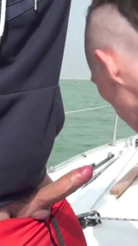 Nick quer ser fodido no mar no barco, mas não é grátis