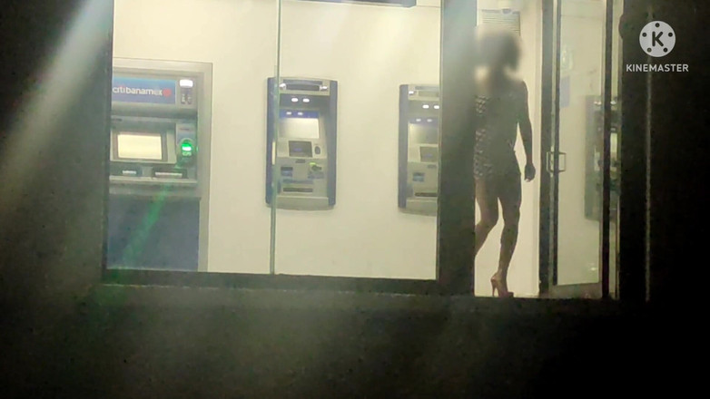 Traviezisha: Sissy i slampig klänning onanerar hennes röv i offentlig uttagsautomat...