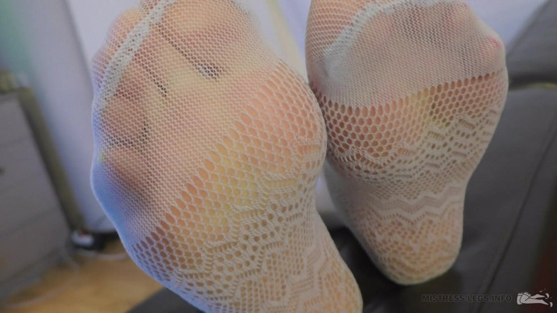 Mistress Legs: Mestra provocando com meia arrastão branca