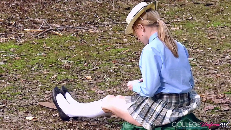 College Uniform: Пропустил автобус с участием Chloe Игрушка