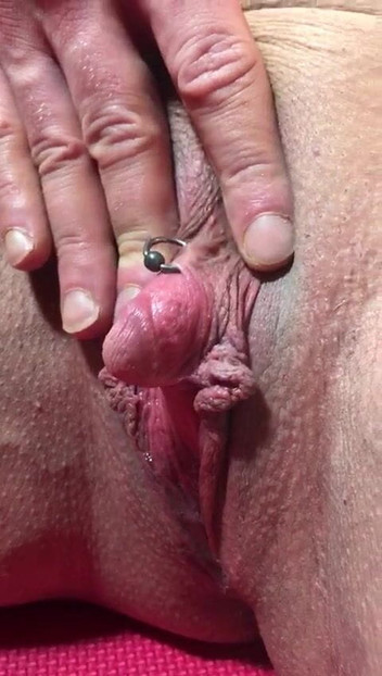 Lisa Cross: Pompare il clitoride con una parrucca rosa