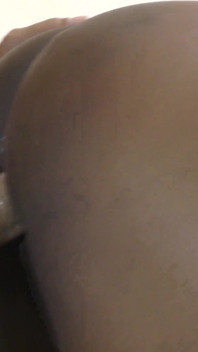 Grandes tetas de ébano, culo gordo follada y preñada en perrito