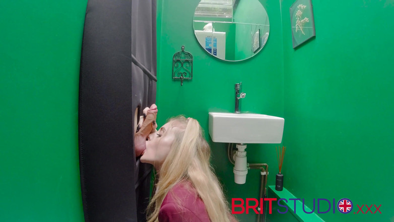 Brit Studio: Глоріхол: 18-річна студентка смокче член