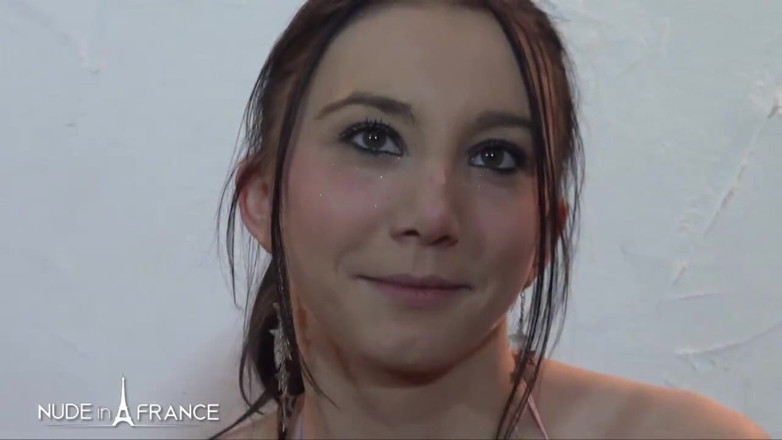 Nude in France: 私たちのかわいい若いブルネットのリリーのための輪姦イニシエーション