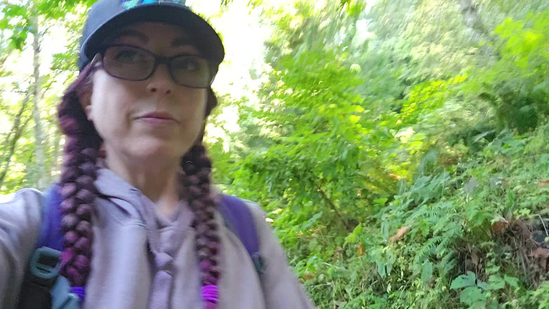 Nerdy_faery: Hiker pinkelt auf einen baumstamm