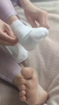 Ella sabe cómo dar placer con sus pies - video de sockjob-footjob