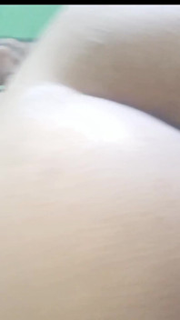 Mujeres casadas haciendo posición de vaca en la cama para un mejor orgasmo