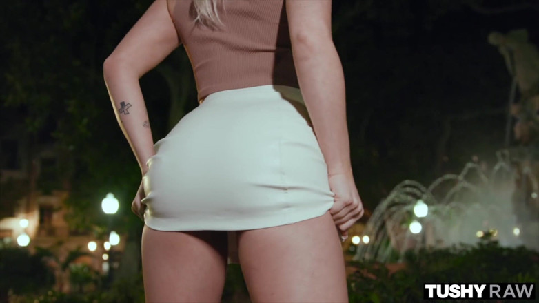 Tushyraw: Tushyraw สาวผมทองน่ารักโดนยืดรูตูดเล็กๆ ที่สมบูรณ์แบบ