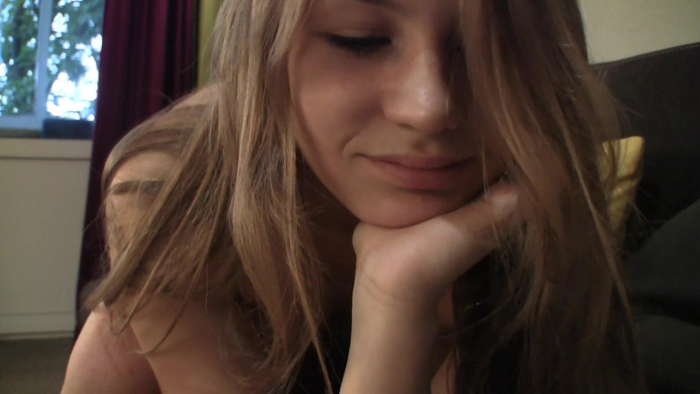 Java Consulting: Kira con su simp y se masturba en el sofá