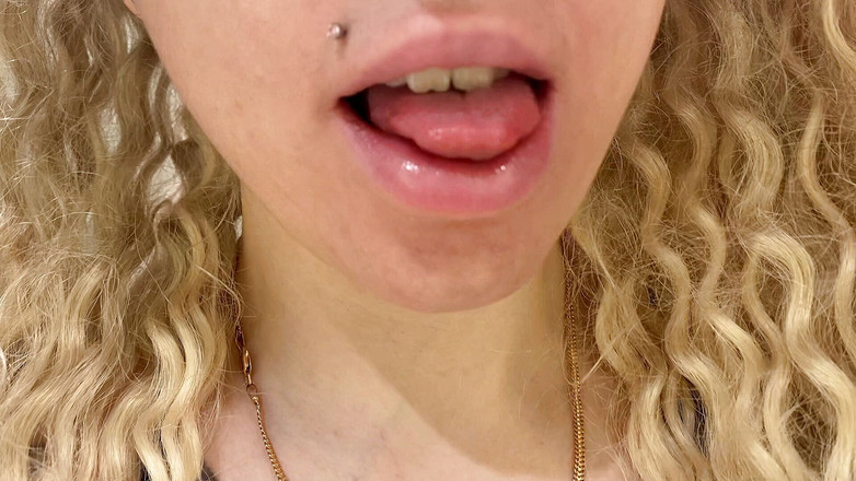 Barbietatoo1: 我玩弄我的舌头，想象一下我会用你的鸡巴做什么