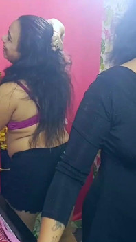 Výměna manželek párty dvou párů tančí a hardcore sex indické desi video Těsná kundička