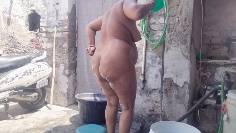Yourgeeta8899: Indian Bhabhi's Hot Video While Bathing