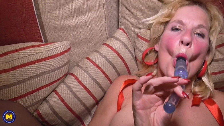 Mature NL: Gospodina britanică excitată Molly Maracas se joacă cu sânii ei...
