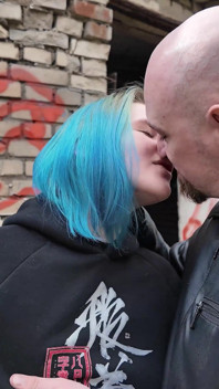 La teen viene scopata analmente in pubblico da uno sconosciuto