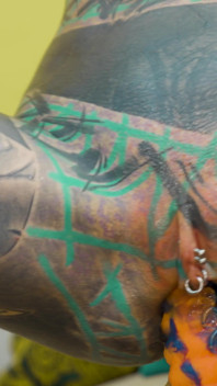 Lesbianas tatuadas pesadas montando juguetes grandes - Anal, ATM, Consoladores gordos - Alt-girls, Punk, Goth, Hippie y Lengua dividida