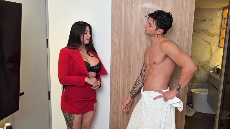 Silvana Lee: Üvey annem odamda beni bölüyor ve onu çok sert sikiyor