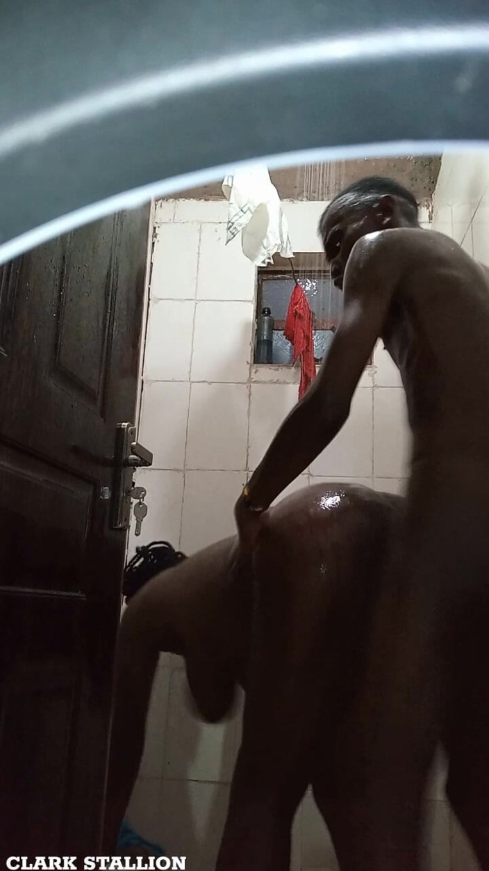 ClarkStallion: Passionerad duschsex i ett offentligt badrum