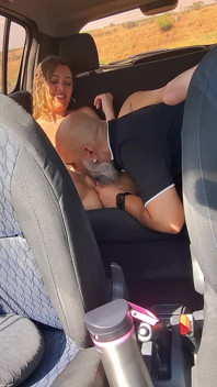 Nahá cestující v jízdě Uberu kouří a také dává hlavu