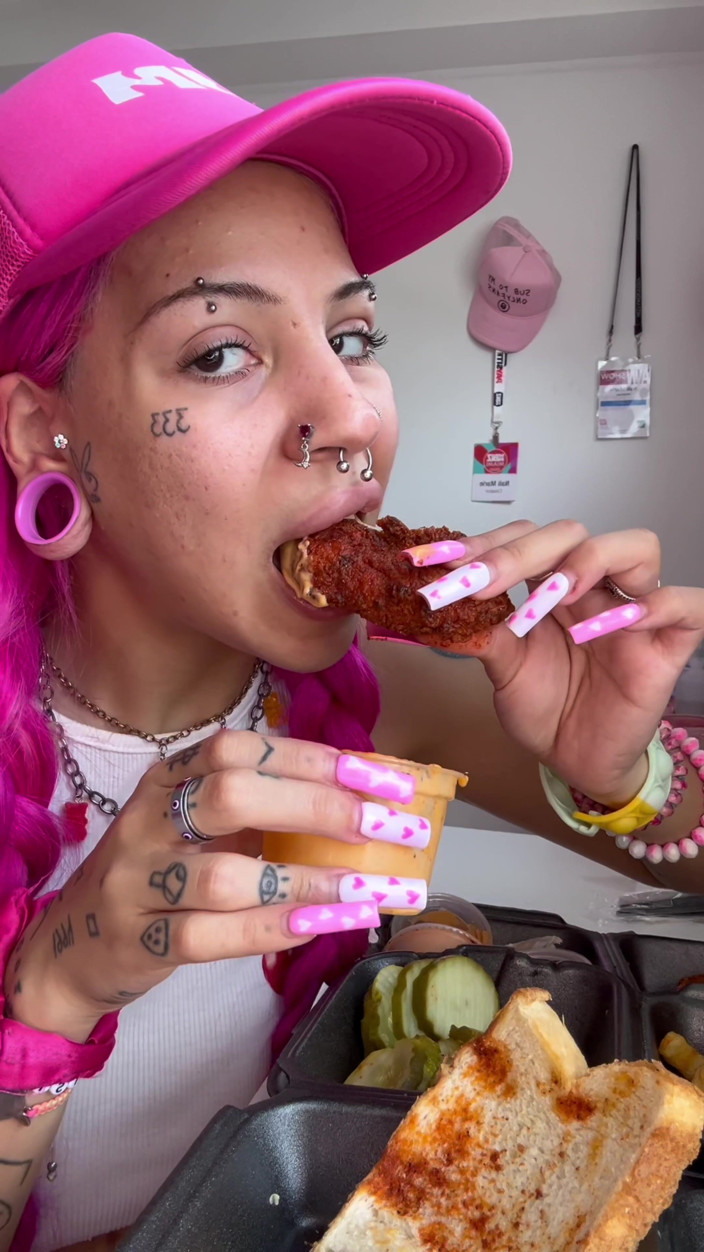 Nali Marie: Mâncând Mukbang sploshing masă uriașă cu brânză de pui care...