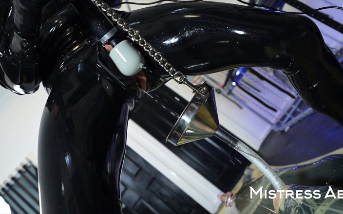 MistressAe: Vacbed Squirting: Mistressae Bersenang-senang dengan Tranluscent Vacbed dan Funnel