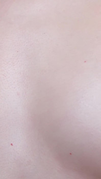 Me lo accarezzo sul mio corpo in primo piano