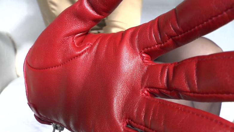 Lady Victoria Valente: Intenzivní čichání mých červených kožených rukavic, Lady Victoria Valente