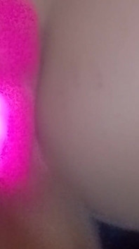 Masukin vibrator ke dalam memeknya