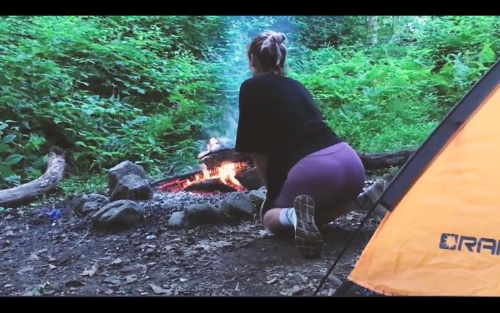 Good_view: Seks nastolatków w lesie, w namiocie. Prawdziwe wideo