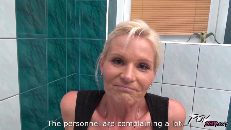 POV Bitch: Une MILF sexy provoque un mec en jupe courte et...