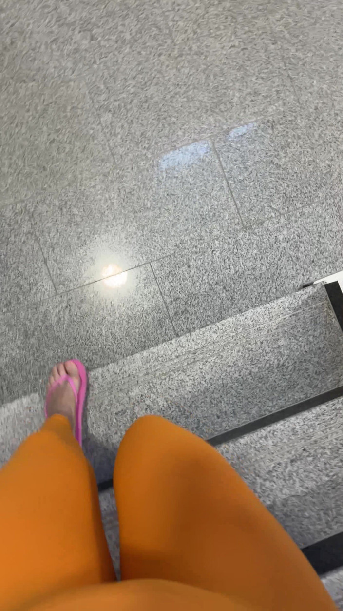 Feet: ピンクのビーチサンダルを履いて歩くのが好きです