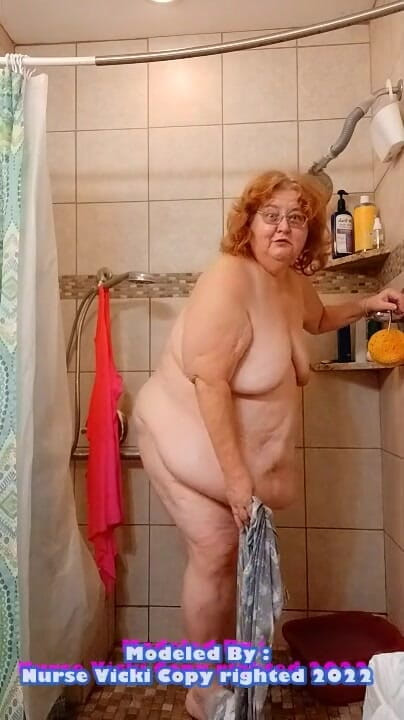 BBW nurse Vicki adventures with friends: Pis se exhibe