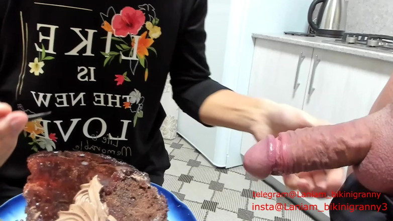 TaniaMilf: MILF, fétiche de la nourriture, creampie avec du sperme frais...